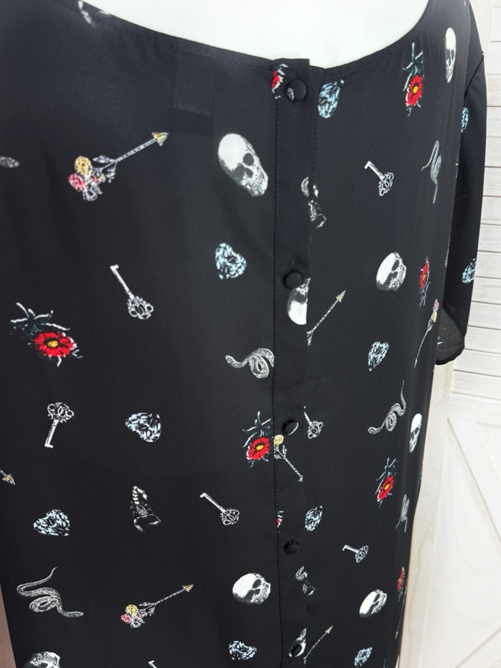 Torrid Gothic Skulls Print Chiffon Button Back Pocket Tee Blouse Black 4X - Picture 7 of 12